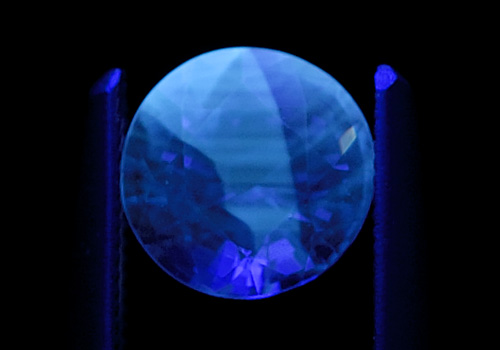 Figure 3. Another example of zoned chalky SW fluorescence in a heat-treated sapphire. Photo: Richard W. Hughes; Nikon D200