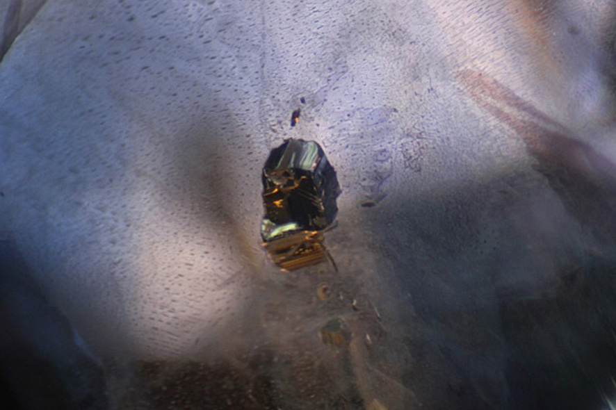 Pressure-heated sapphire before (left) and after (right) treatment. In this case, the treatment caused serious damage to the stone. 