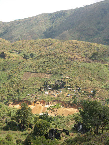 View over the Ipanko spinel mines near Mahenge, Tanzania and the exact location where the giant spinel crystals were found in August 2007. Photo: V. Pardieu, 2005.