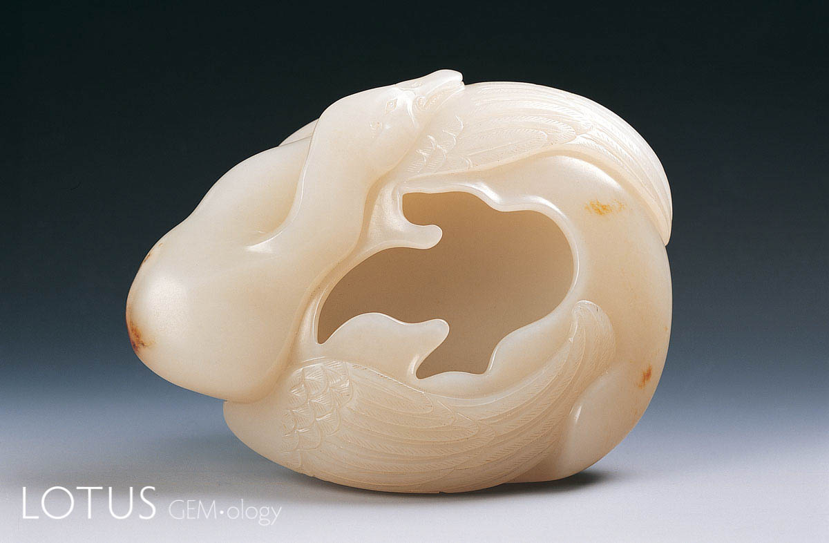 Water pan by Yu Jing with a cloud pattern and a Gyrfalcon at the edge. Hetian "mutton fat" nephrite from Xinjiang, China. 9.9 x 7.5 x 2.9 cm; 1998. Photo: Zou Liu. Click on the photo for a larger image
