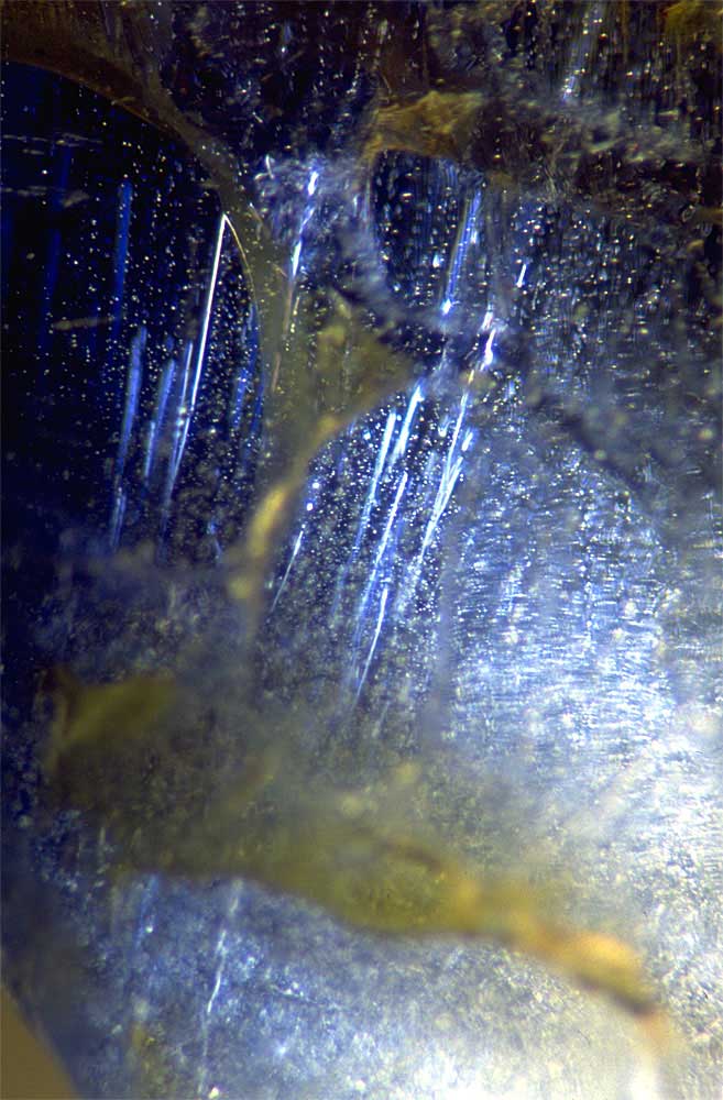 Lower right: Yellow stains in the cracks are clearly visible, as are the multitudes of gas bubbles.