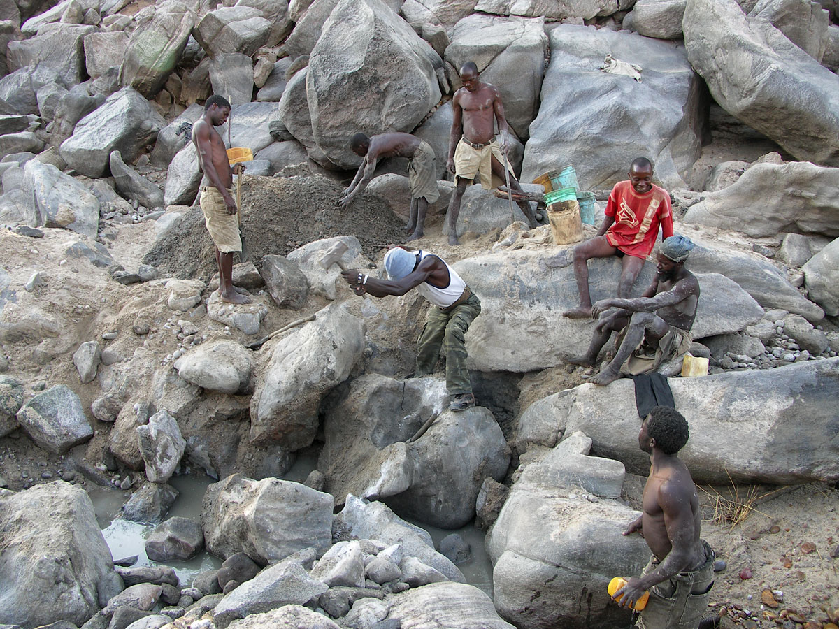 Miners work the dry riverbed at the Muhuwesi river in Tanzania's Tunduru district. River mining at Muhuwesi river can be difficult work; to reach gem-bearing gravels it is sometimes necessary to break large rocks and even then the mine production can be weak. Photo: Vincent Pardieu