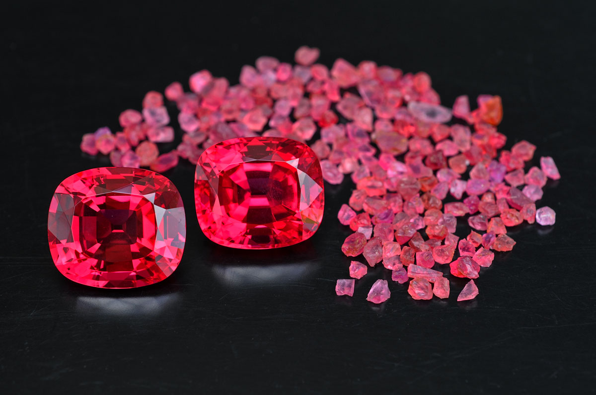 Girls from Ipanko Oo la la. Spectacular faceted red spinels from the 2007 Mahenge strike at Ipanko, along with their uncut brethren. At the 2008 Basel Fair, a stunning set with more than 15 stones from 15–40 carats sold for a record price. Two of the faceted stones from that set are shown above. Photo:  Vincent Pardieu/Gübelin Gem Lab; stones courtesy of Paul Wild