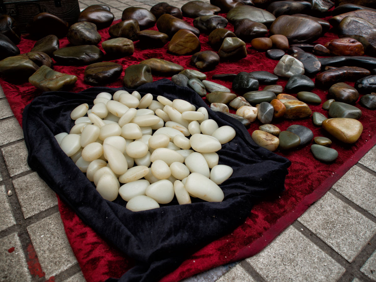 Figure 7. What appears to be Chinese nephrite in Guangzhou's Hualin Street jade market. Photo: Richard W. Hughes. Click on the photo for a larger image.