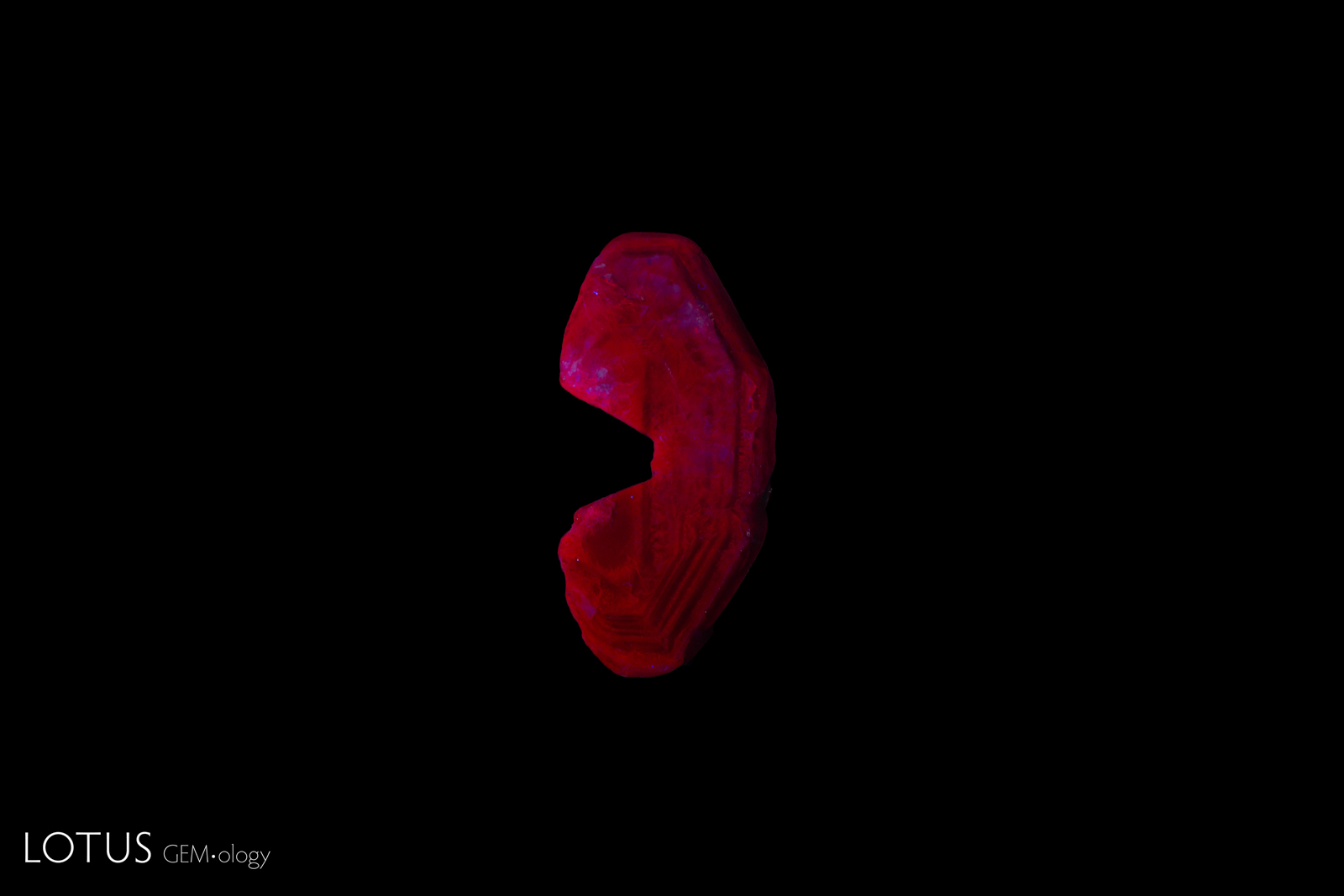 Flux synthetic ruby, LWUV; Photo: Ronnakorn Manorotkul/Lotus Gemology