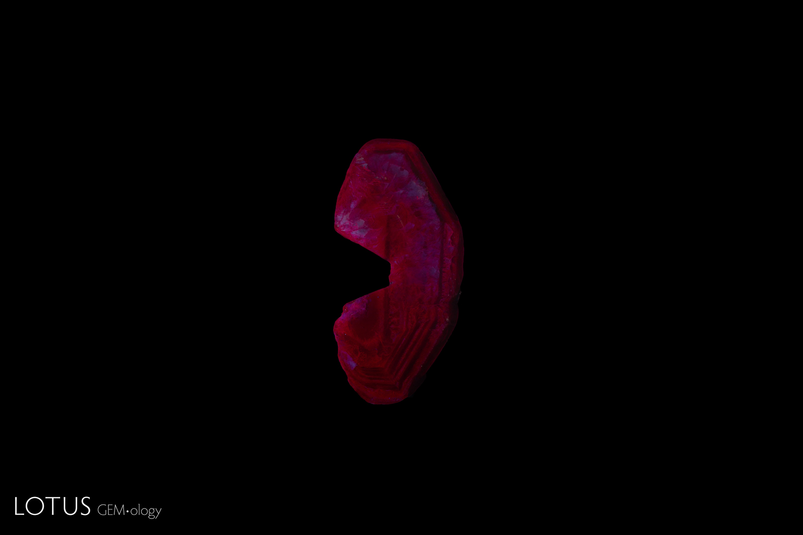 Flux synthetic ruby, SWUV; Photo: Ronnakorn Manorotkul/Lotus Gemology