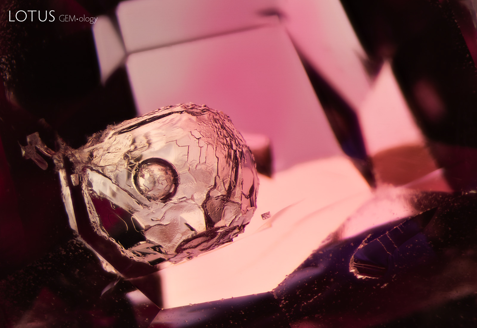 Unidentified bubble is suspended in cavity in spinel.
