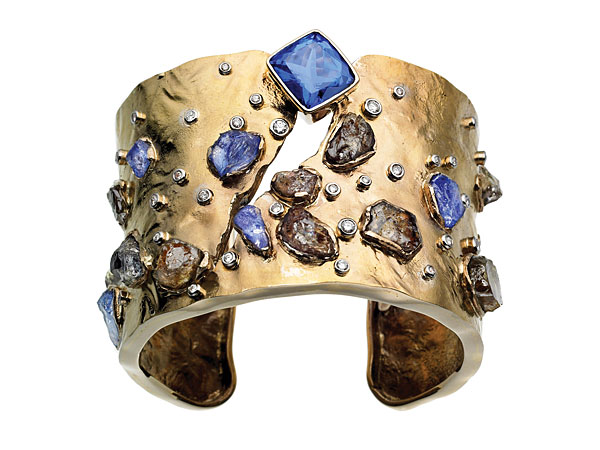 A stunning design from Ginny Dizon, incorporating natural brown and faceted blue tanzanites. A gentle heat treatment turns the brown crystals blue. Photo: Tanzanite Foundation