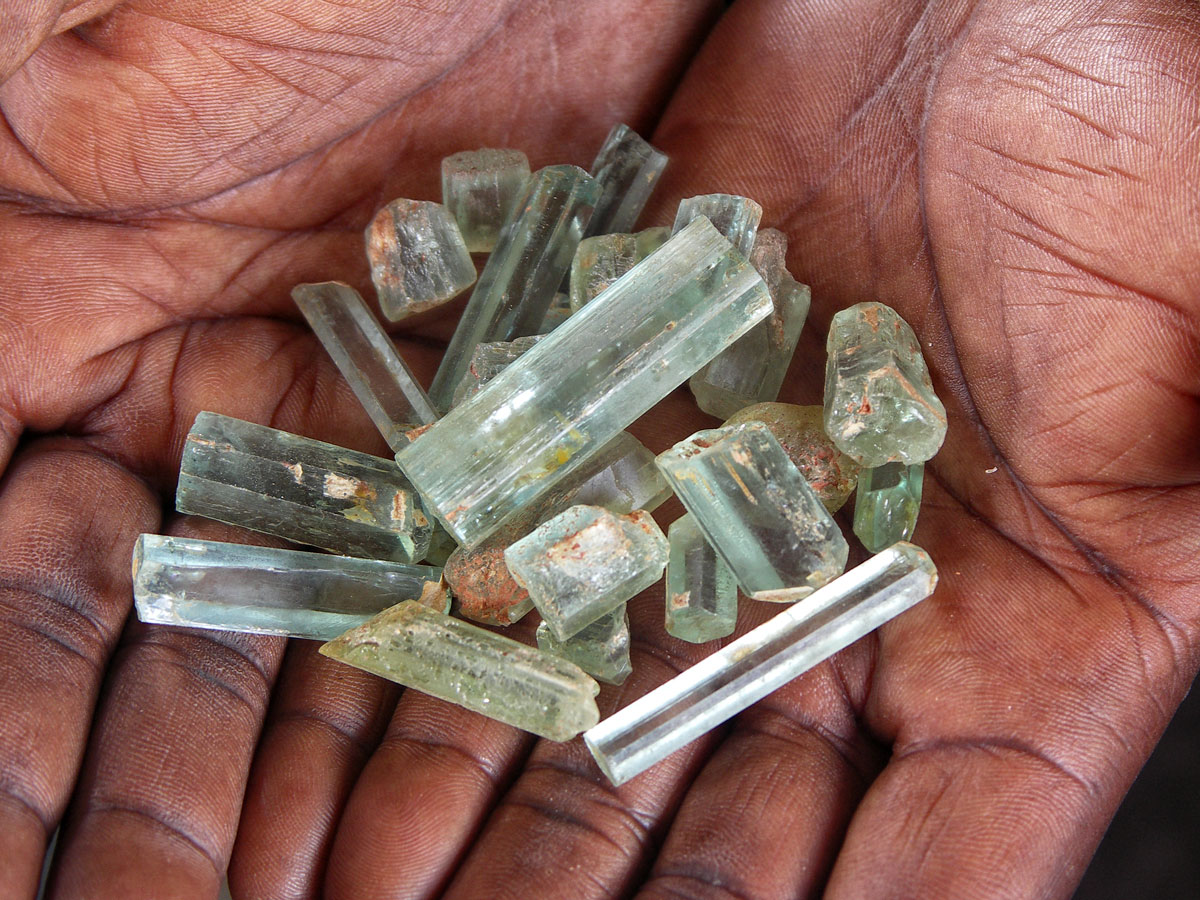 Road thrill On the road from Songea to Tunduru we passed near Namtumbo, which produces aquamarine. Stopping briefly, a gentleman produced a handful of samples. Photo: Vincent Pardieu
