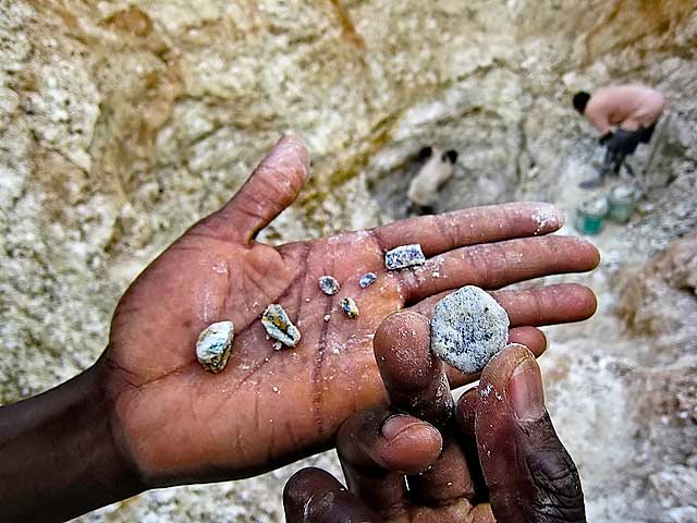 Straight from the ground, Songea sapphires from Ngembambili Amanimakoro (Songea) are often coated with a clay crust. Photo: Richard W. Hughes
