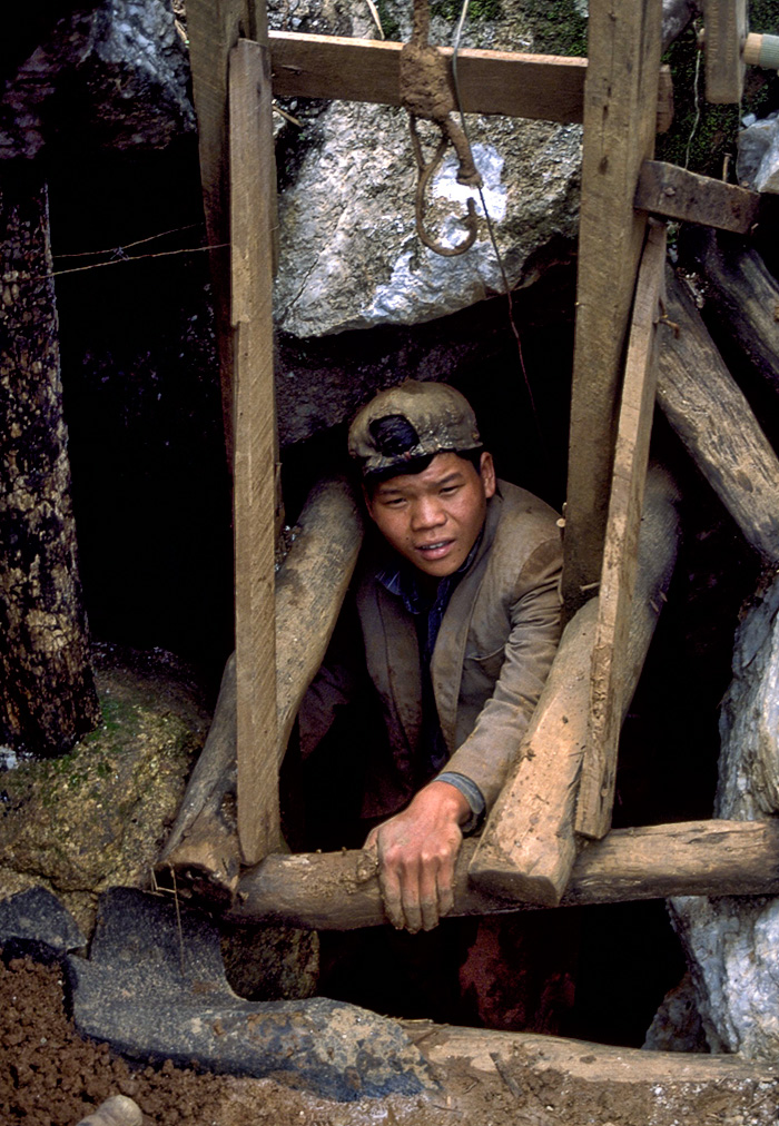 A Kokang Chinese miner emerges from a lu-dwin at Kyauk Saung, near Mogok. Photo: R.W. Hughes