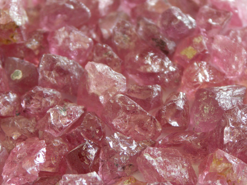 Rough spinel from Kuh-i-Lal. Photo: Vincent Pardieu/fieldgemology.org
