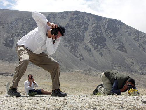 Photomaniacs Richard Hughes, Guillaume Soubiraa and Surat Toimastov gettin' some along the Pamir Highway. Photo © Vincent Pardieu/fieldgemology.org