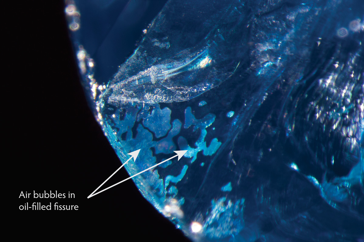 Air bubbles within an oil-filled fissure in a Burmese sapphire