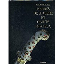 Pierres de Lumière et Objets Précieux