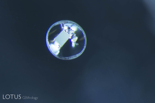 A heat-induced discoid inclusion in a heat-treated sapphire from Sri Lanka.
