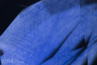 When a rutile-silk containing sapphire (such as this stone from Sri Lanka) is heated, the titanium from the rutile moves into solid solution in the sapphire, coloring the area around the rutile blue, creating a distinctive “ink spot” internal diffusion pattern.