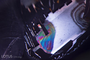 An iridescent secondary fingerprint inclusion in a pink sapphire from Sri Lanka. The healing pattern reveals the underlying atomic symmetry. In this case, the rectangular healing structure show that the fingerprint lies in the plane of the hexagonal prism (parallel to the c axis).