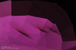 In Myanmar it has become common practice to oil virtually all gems that contain fissures. Here we see oil-filled fissures in a spinel from Mogok.