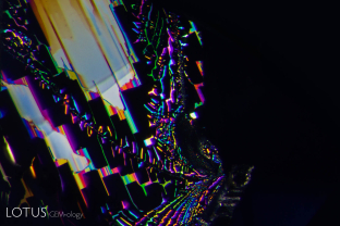 Fingerprint with rectilinear healing pattern. This healing pattern of right angles indicates the fingerprint lies on or near to a prism face (parallel to the c-axis).