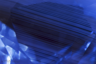 An even “Venetian blind” zoning pattern is visible in this sapphire from Madagascar.