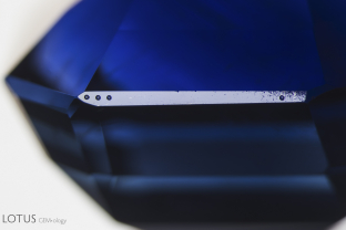 Here four small round marks can be seen on the girdle, indicating that the stone has been analyzed by LA-ICP-MS (Laser Ablation Inductively Coupled Plasma Mass Spectrometry), which allows for chemical analysis of the stone.