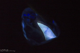 This angular patch glows with a chalky appearance in shortwave UV light, providing evidence that the stone was heated.