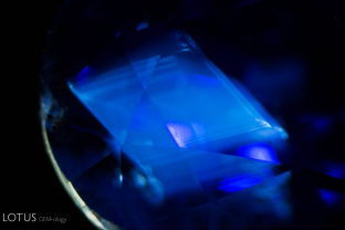 Angular cloud of particles in sapphire. Such dense “texture clouds” are often a sign of high-temperature heat treatment; FOV~ 7 mm