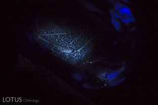 Examining the same stone with a powerful shortwave light source shows the chalky fluorescence in a similar pattern, confirming the heat treatment.