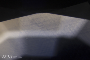 In this heated sapphire, one can clearly see “ink spot” internal diffusion, caused when the heat treatment partially dissolves the rutile silk, sending titanium into solid solution. This is a sure sign of high-temperature heat treatment. Check the next photo for the appearance in shortwave ultraviolet light.