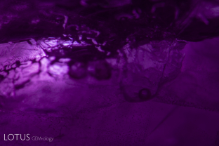 In this heated and fissure-healed ruby from Myanmar, a surface cavity is filled with glass. The glass can be identified by the large gas bubble at the lower part of the cavity.