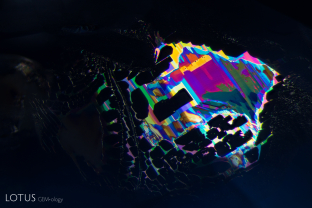 Fingerprint with rectilinear healing pattern. This healing pattern of right angles indicates the fingerprint lies on or near to a prism face (parallel to the c-axis).