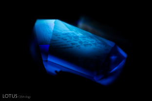 A chalky, angular appearance is apparent when this sapphire is viewed in shortwave UV illumination.