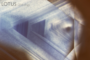 This high temperature heat-treated blue sapphire from a basalt-related source displays zoned internal diffusion. The high temperature (usually above 1600˚C) causes the rutile needles to dissolve and release titanium into the host sapphire, the titanium pairs with the iron in the stone and this creates blue color around the rutile silk remnants.