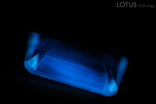 Colorless sapphires without any inclusions can sometimes be tricky to identify as natural or synthetic. Shortwave UV light can often be useful by displaying the curved banding that confirms that this stone is a flame-fusion synthetic.