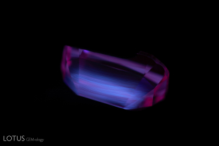 In this synthetic sapphire, curved growth zoning is difficult to observe under the microscope but is clearly visible under SWUV.