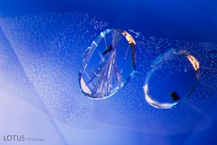 Like Mother Nature’s snow globe, Sri Lankan sapphire often has negative crystals containing other inclusions. In this example we can see small diaspore needles and black graphite flakes inside the cavities.