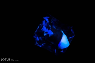 When chalky fluorescence is seen in shortwave UV light, it generally indicates a sapphire has been heat treated. The exception is a superficial chalky patch such as that seen here.