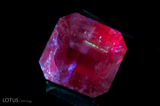 When this emerald is illuminated with a longwave UV torch, chalky areas can be observed in the fissures. This is a sign that the fissures contain filler.